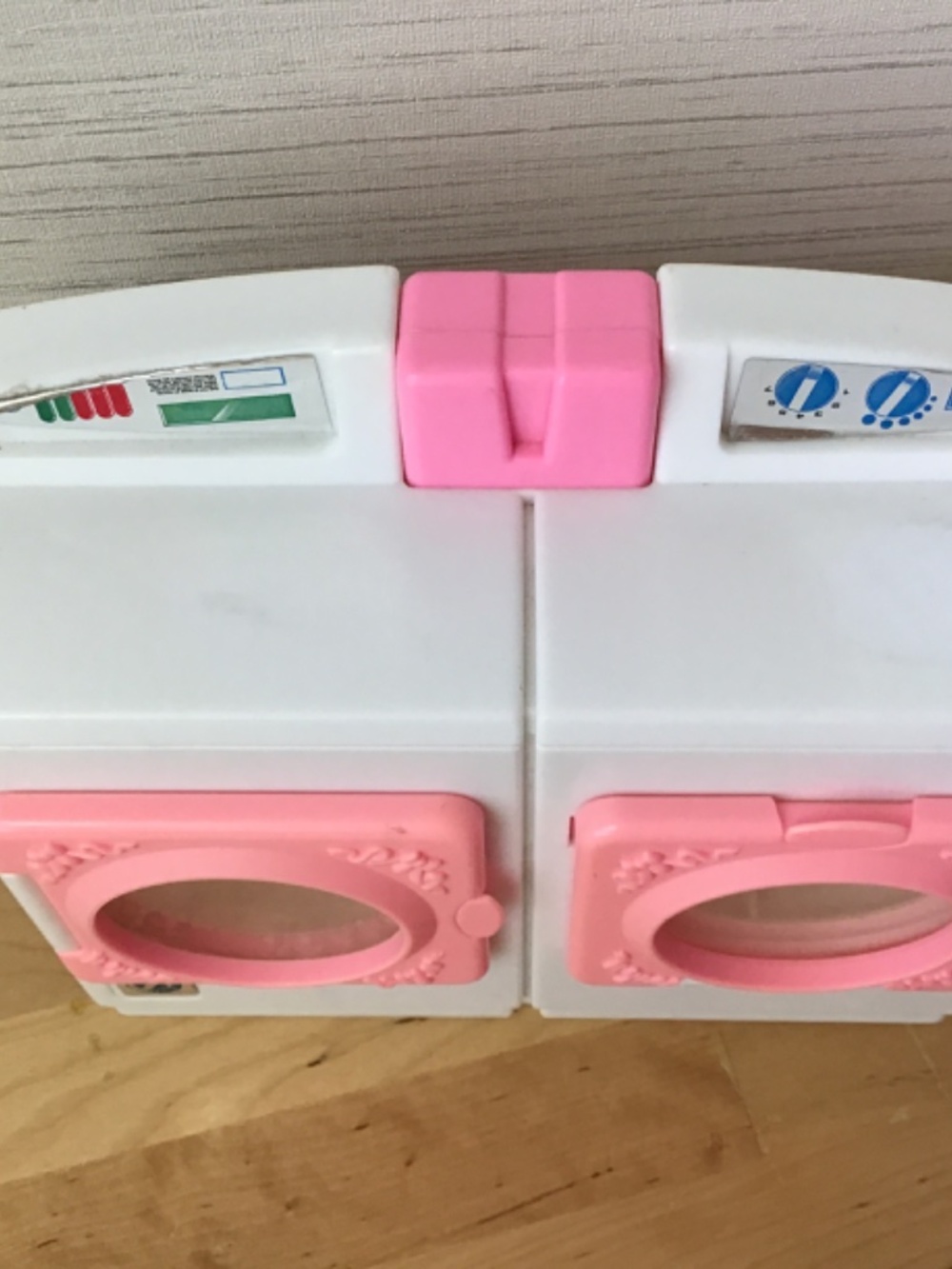 Barbie Doll Laundry Machine and Accessories - Picture 8 of 10